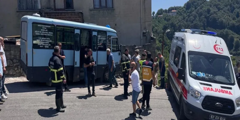 Zonguldak'ta Minibüs Faciası! 14 Yaralı, Evde Büyük Hasar!