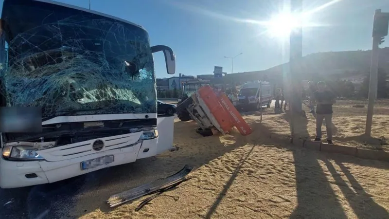 Yolcu otobüsü ile traktör çarpıştı: 3 yaralı