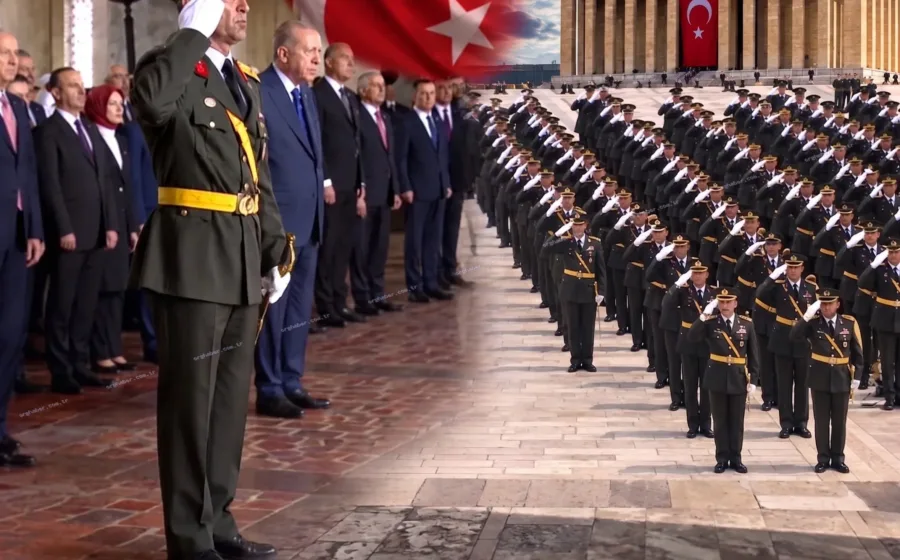 Tümgeneral Anıtkabir’de İstiklal Marşı’nı coşkuyla okudu