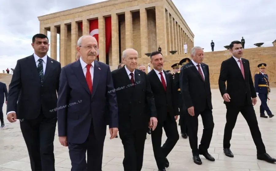 Kılıçdaroğlu Bahçeli ile Anıtkabir’de yan yana yürüdü