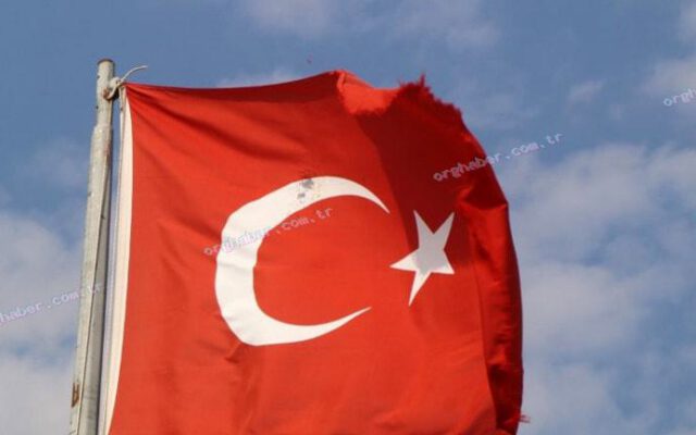 Burdur'da Türk bayrağına ateş açıldı