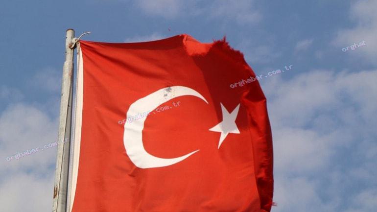 Burdur'da Türk bayrağına ateş açıldı