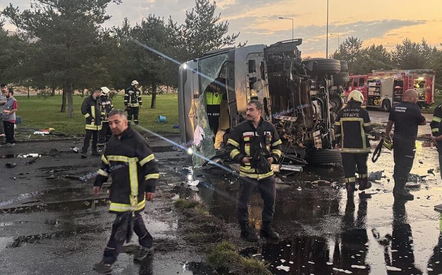 Kayseri'de otobüs tanker çarpıştı: 35 yaralı