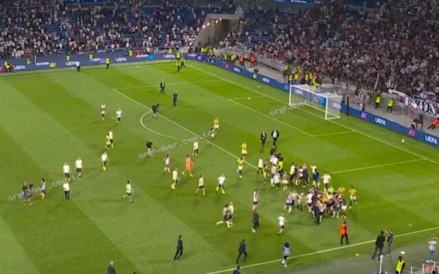 Fenerbahçe-Lyon maçında saha karıştı