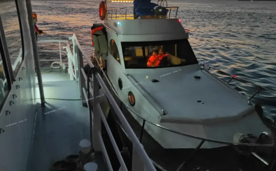 Karaköy'de arızalanan tekne kurtarıldı