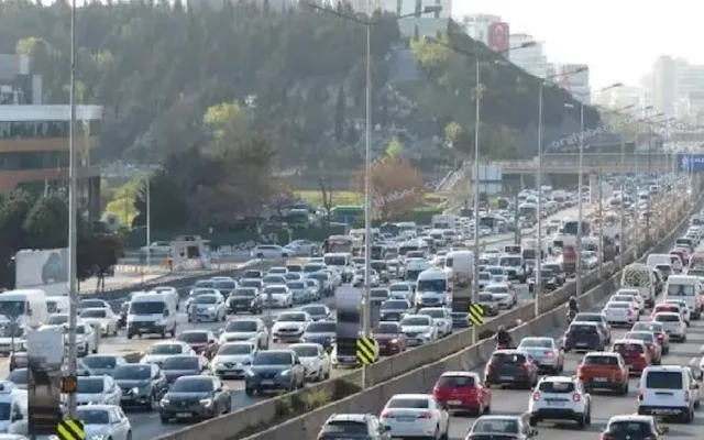 İstanbul'da uyum haftası trafiği kilitledi