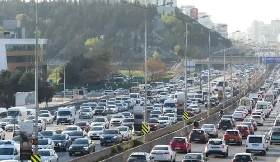 İstanbul'da uyum haftası trafiği kilitledi