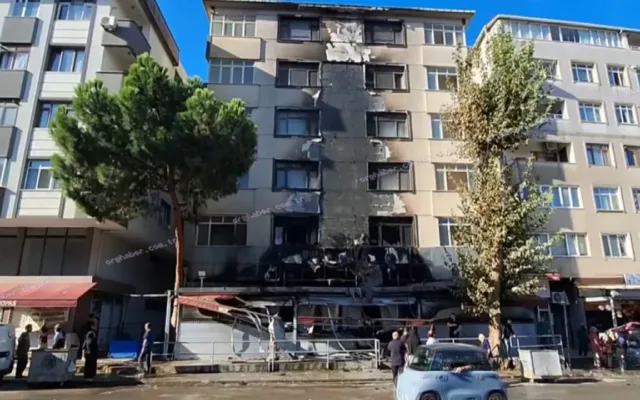 Kartal'da market yangını: Alevler binaya sıçradı