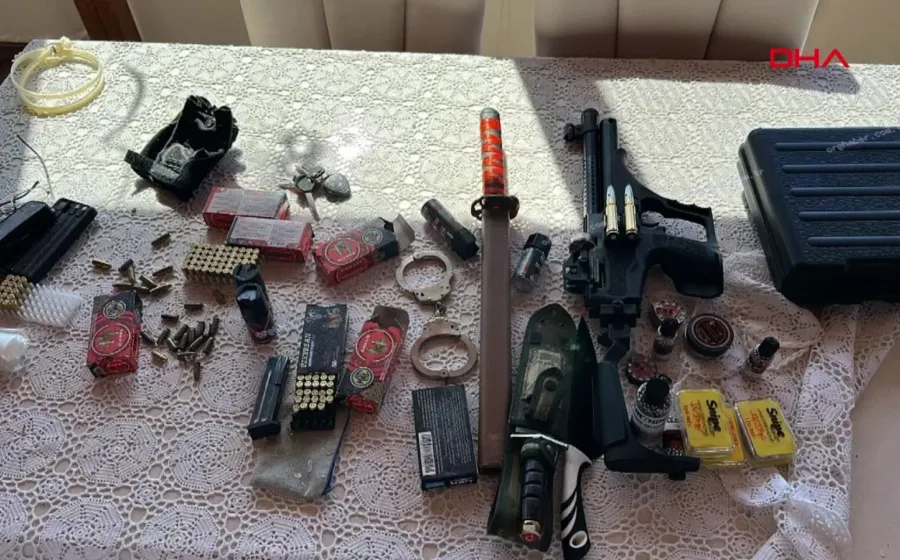 Kiracının evinden 331 fişek ve çok sayıda silah çıktı