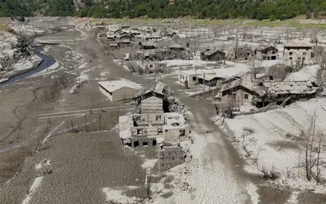 Isparta'da baraj suları çekilince batık köy ortaya çıktı