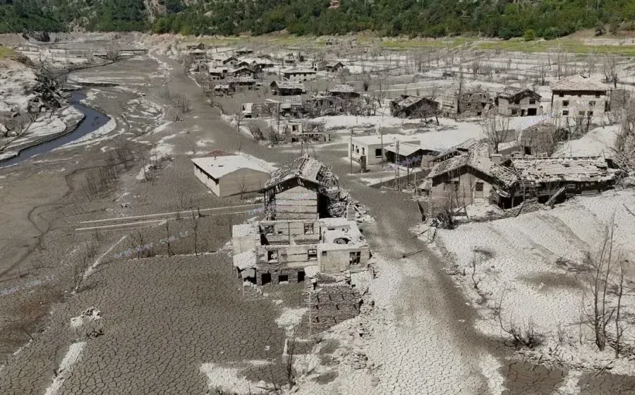 Isparta'da baraj suları çekilince batık köy ortaya çıktı