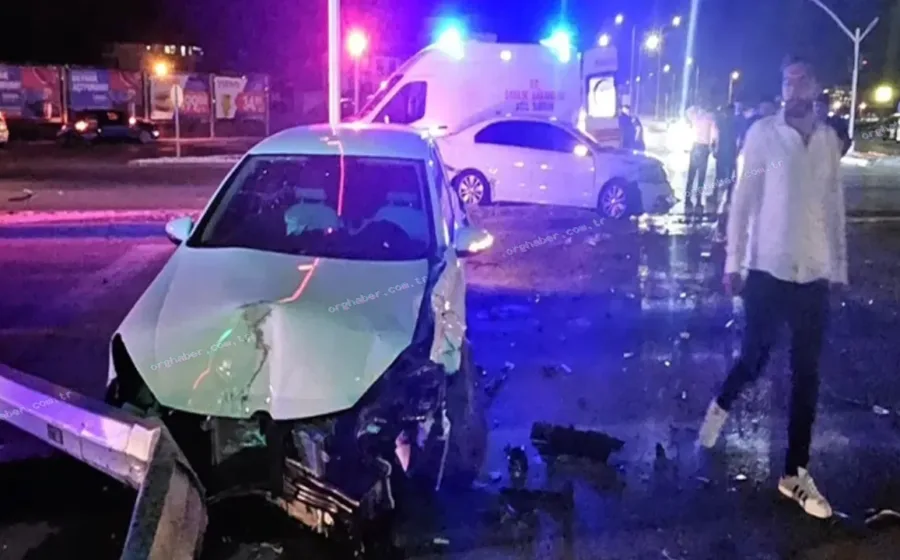 Kırmızı ışık ihlali kazası kamerada: 3 yaralı