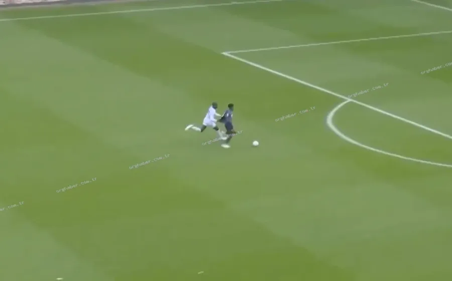 Kırmızı kart gören genç futbolcu taraftardan alkış aldı