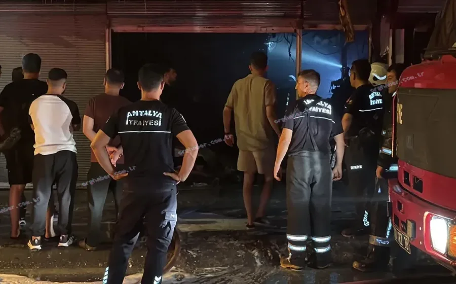 Kepez'de iki iş yeri yangında kullanılamaz hale geldi