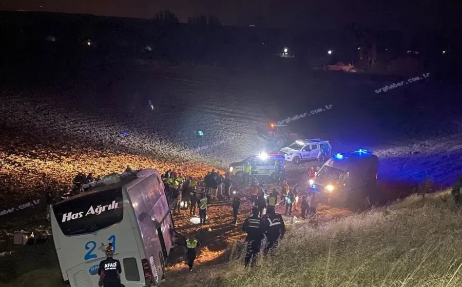 Amasya'da yolcu otobüsü tarlaya uçtu: 24 yaralı