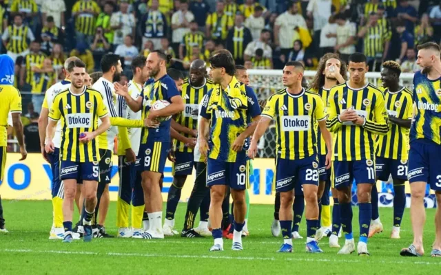 Fenerbahçe 8-0'lık galibiyetle zirve yarışına ortak oldu