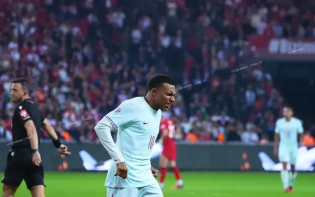 Mbappe gol attıktan sonra sakatlandı, oyundan çıktı
