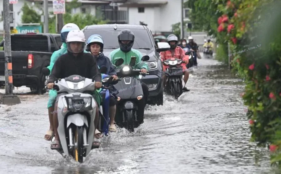 Bangkok'ta sel 700 bin kişiyi etkiledi