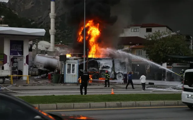 Denizli'de akaryakıt istasyonunda tanker yangını