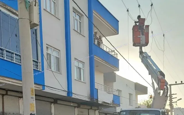 Diyarbakır'da sac taşıyan usta yüksek gerilim hattına temas etti