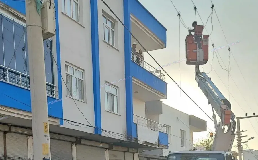 Diyarbakır'da sac taşıyan usta yüksek gerilim hattına temas etti