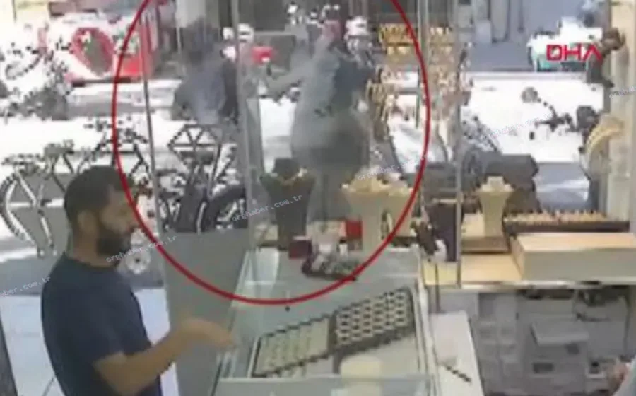 Çanta gaspı kamerada: Şüpheli motosikletle kaçtı